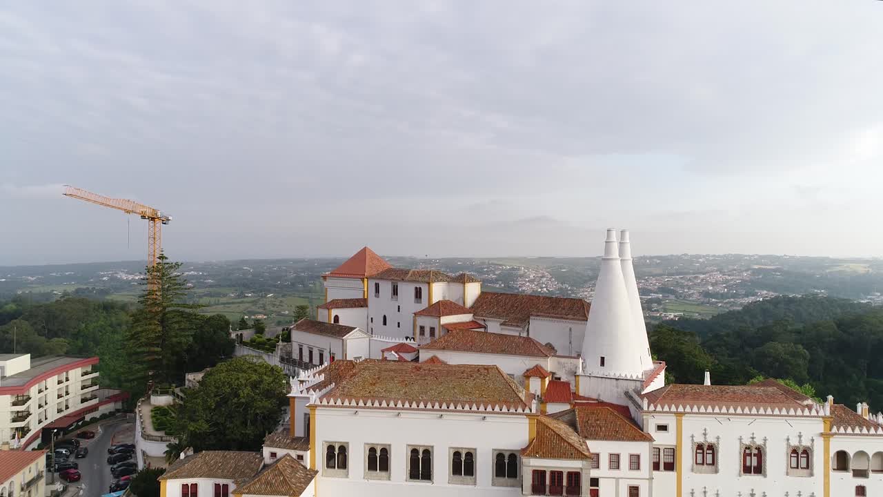 Schilderachtig landschap met het Nationaal Paleis van Sintra op een zonnige lentedag. Luchtfoto.