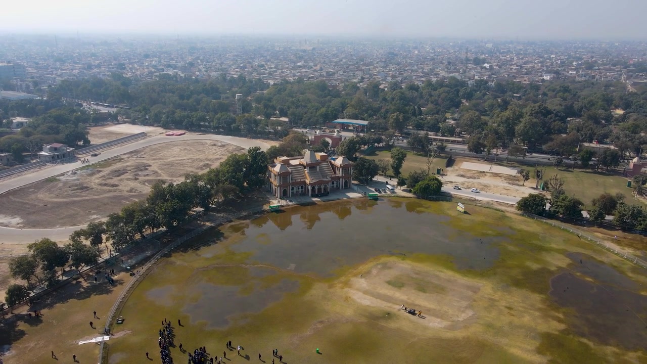 Vista aerea con drone del Bahawalpur Cricket Ground a Bahawalpur, Punjab, Pakistan, con un campo da cricket verde, campo sportivo, strutture dello stadio e paesaggio urbano circostante