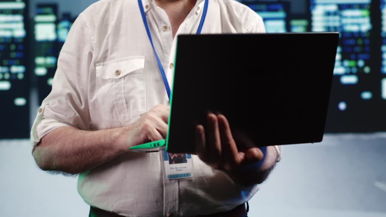 el ejecutivo de negocios optimiza el centro de datos.