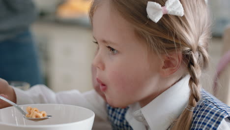 Hermosa-Niña-Comiendo-Cereal-De-Desayuno-En-La-Cocina-Padre-Preparando-A-Su-Hija-Para-La-Escuela-Por-La-Mañana