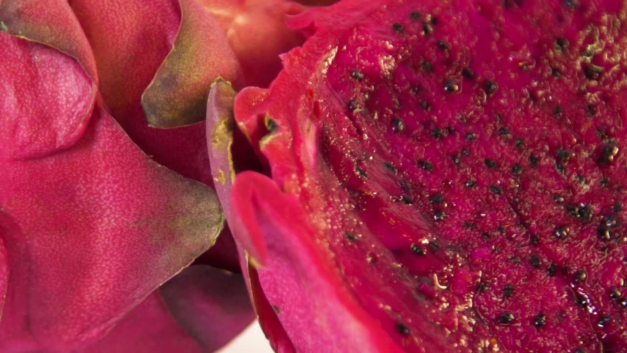 Scatto macro di pitaya rossa fresca su un piatto girevole