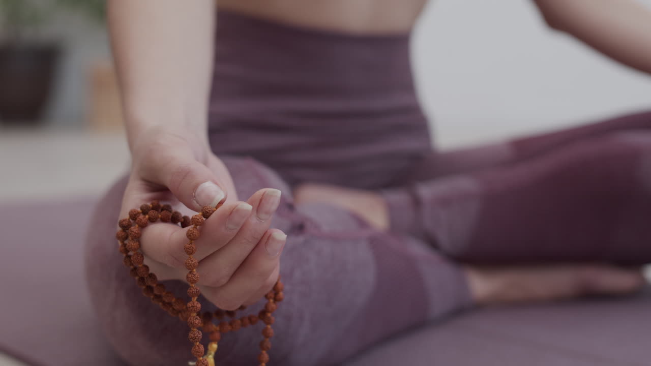 mujer irreconocible meditando