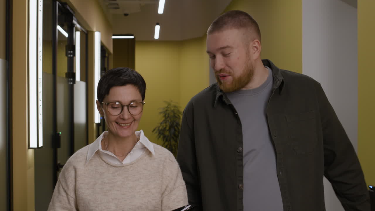 persone in un corridoio