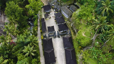 Perspectiva-De-Vista-De-Pájaro-Sobrevuelo-De-Drones-Templo-De-Gunung-Kawi-En-Bali,-Indonesia-En-Ubud