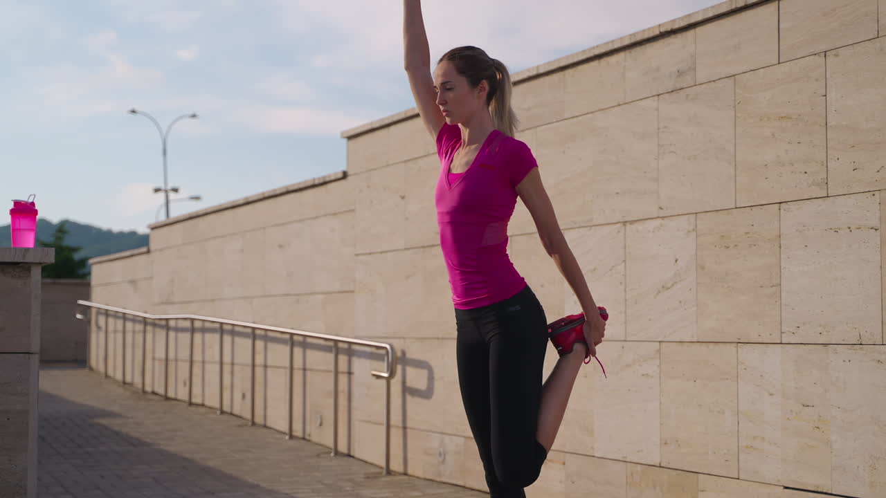 mujer estirándose al aire libre