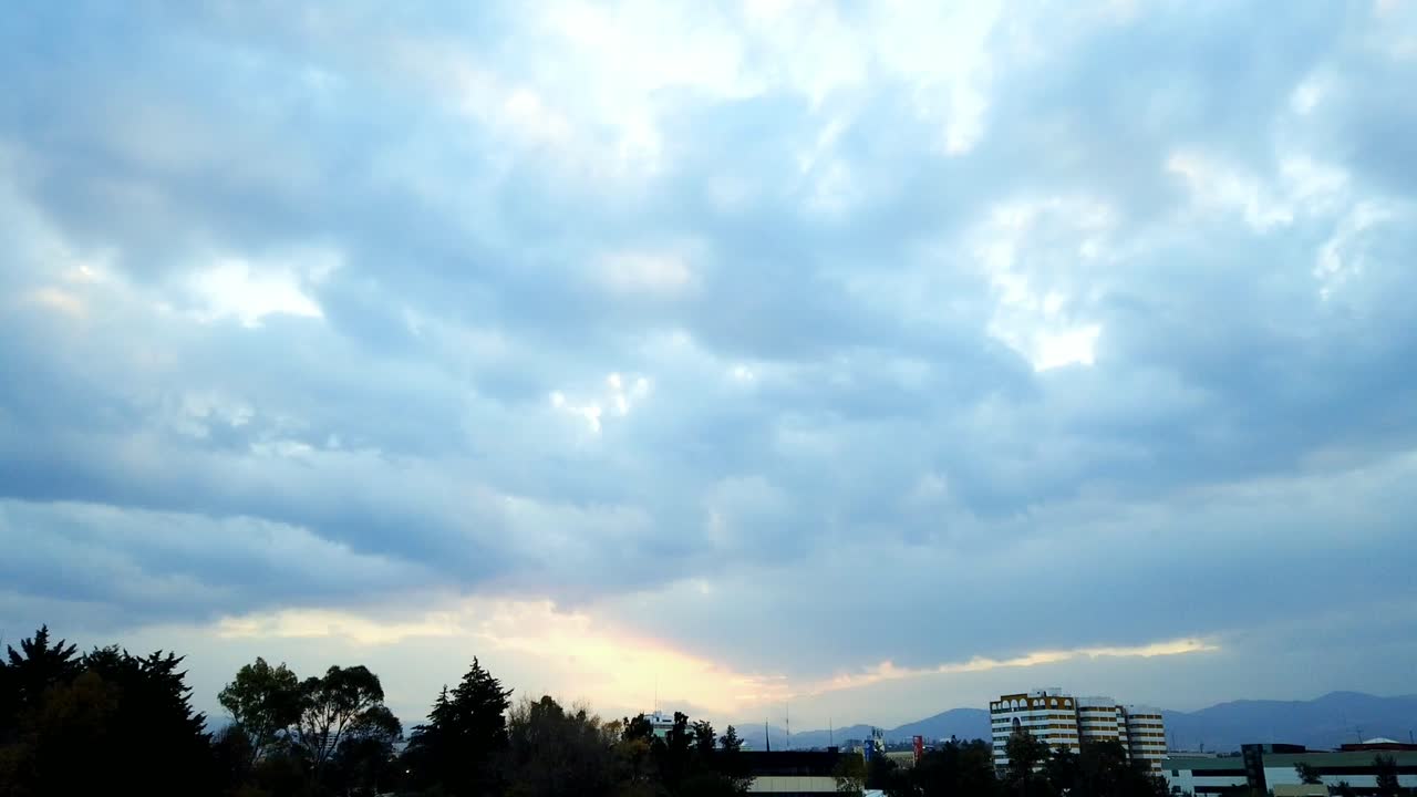 도시에서 구름이 가득한 일몰