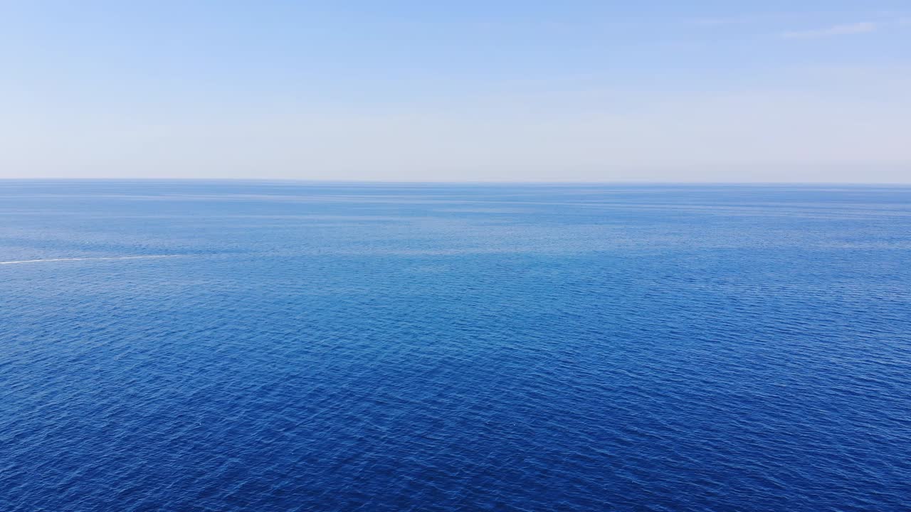 Calming ocean waves during a sunny day. Tranquillity and meditation concepts