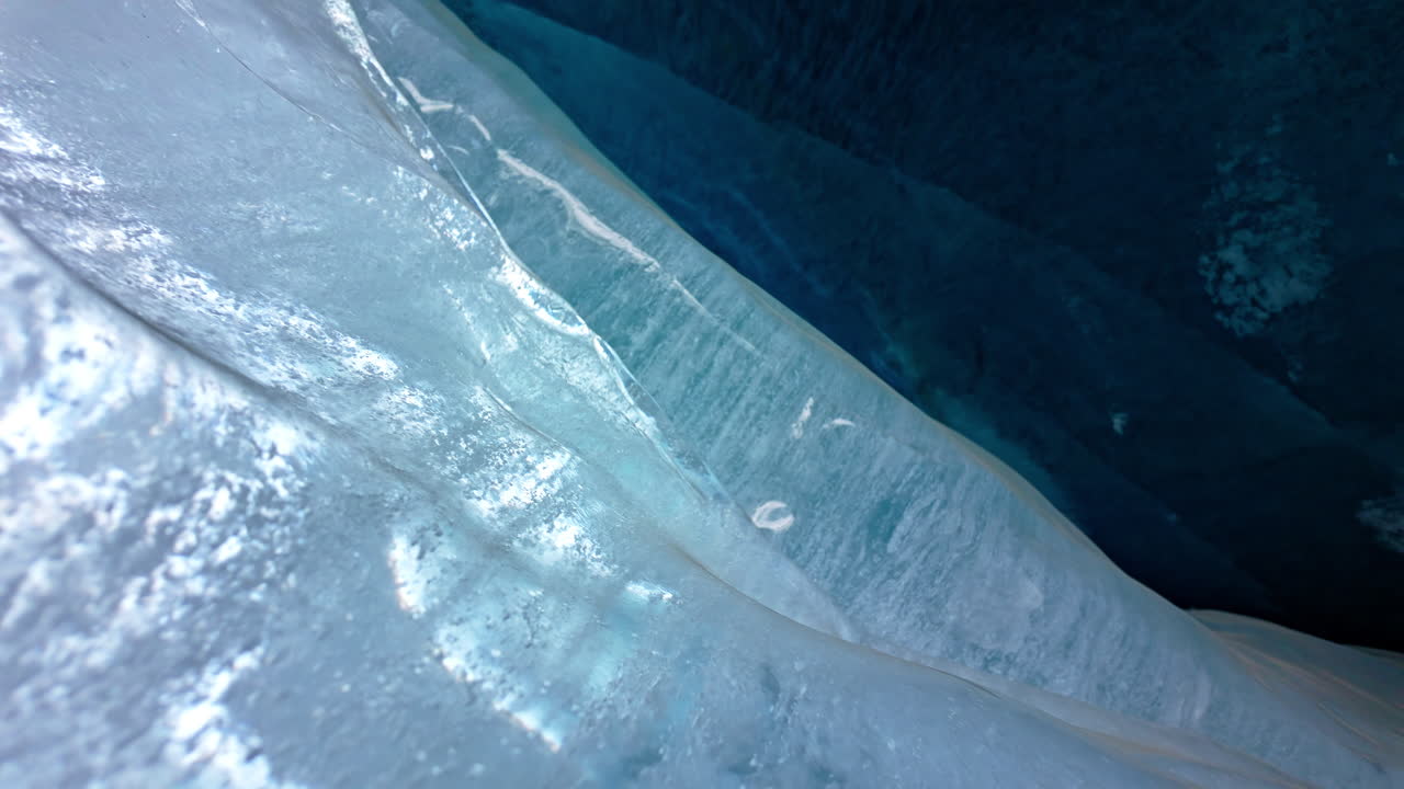 Primo piano della texture ghiacciata della superficie del Ghiacciaio del Morteratsch in Svizzera.