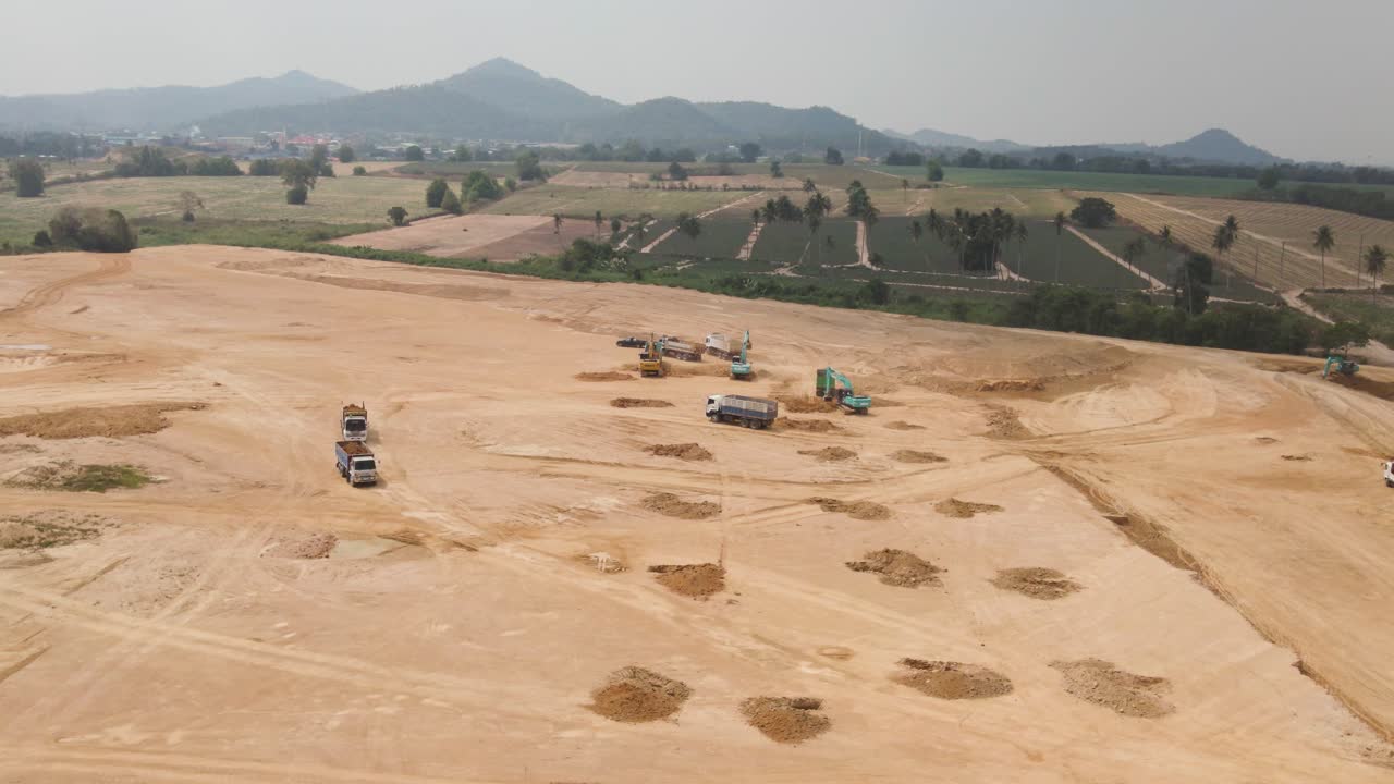 건설 현장의 준비 과정, 트럭 및 굴삭기 현장 청소, 공중 궤도