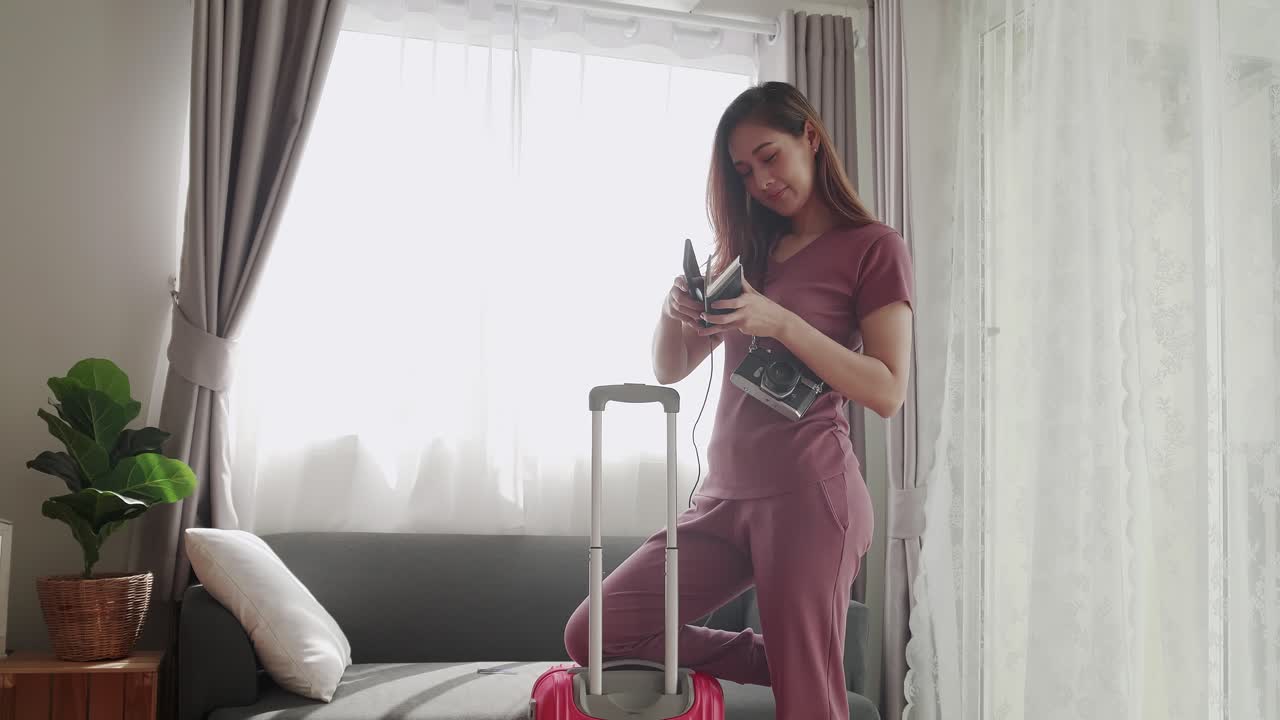 여권과 신용카드로 여행을 떠날 준비가 된 여성