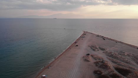 Drohnenvideo-Kap-Epanomi-Strand-Dünen-Menschen-Schwimmen-Sommer-Sonnenuntergang-Berg-Olymp