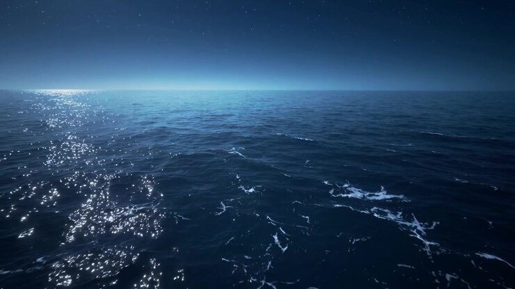 Telecamera in movimento che inizia a planare sull'oceano aperto di notte, catturando le creste spumeggianti e il luccichio a sinistra