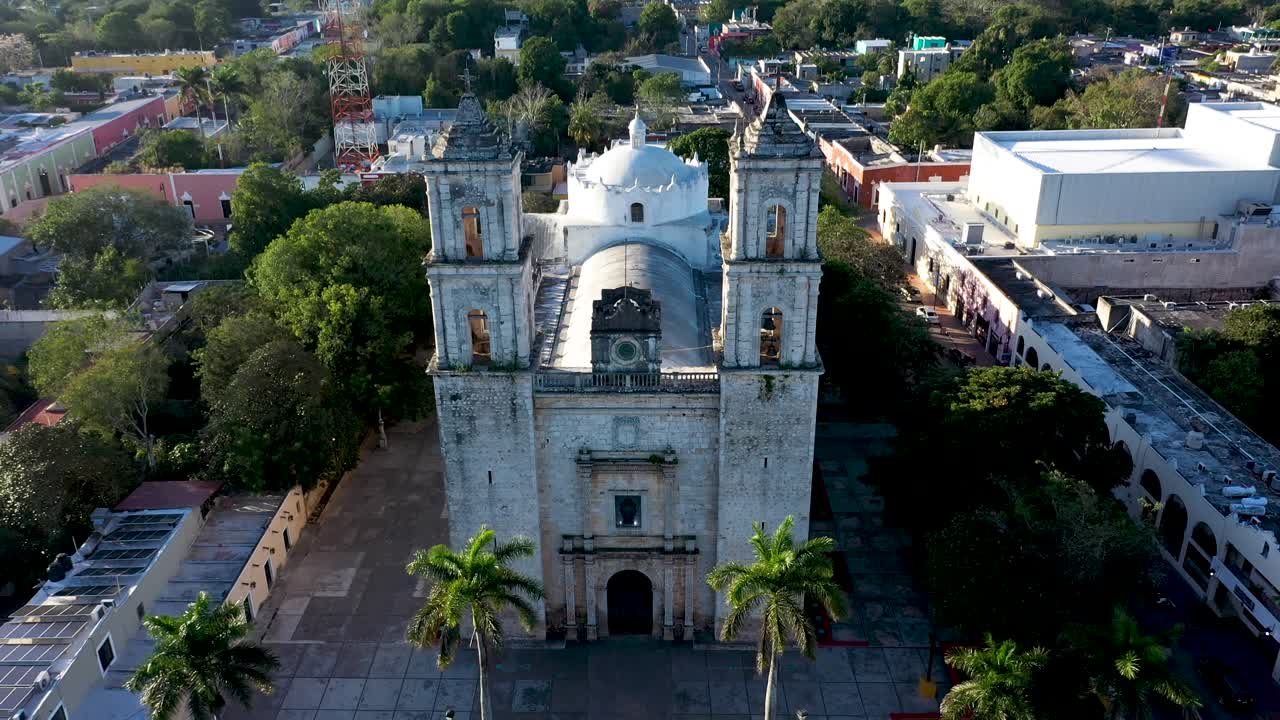 empuje aéreo e incline hacia la catedral de san gervasio justo después del amanecer en valladolid, yucatán, méxico