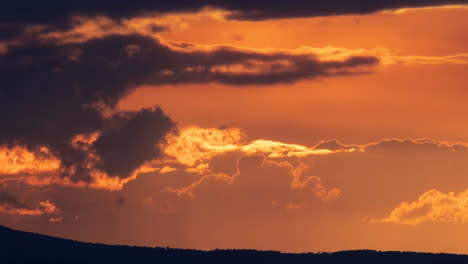 lapso de tiempo de una puesta de sol de primavera sobre worcestershire mirando hacia clee hill y las colinas de abberley