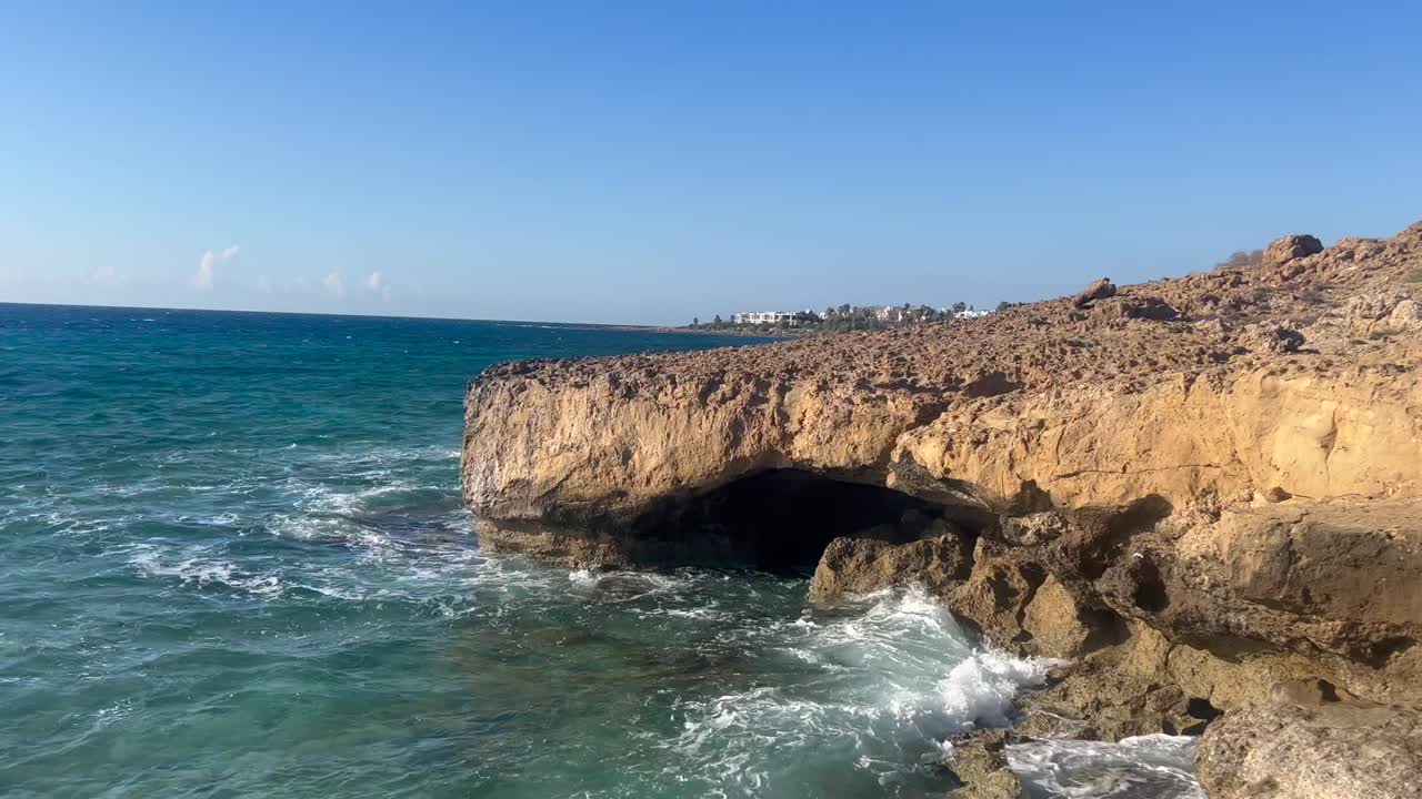 las olas golpean la roca en paphos, chipre