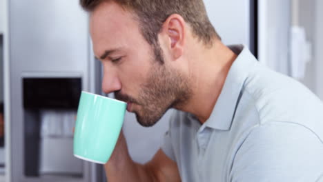 Gutaussehender-Mann-Mit-Tablet-Beim-Kaffeetrinken