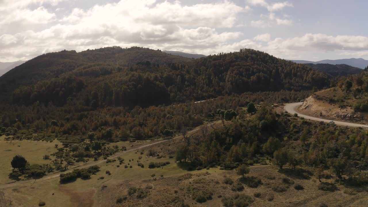 Vista aerea di una strada nel cuore della Patagonia argentina vicino a Bariloche.