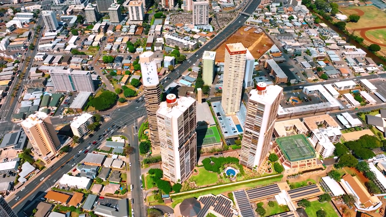 Poucos edifícios altos se destacam na paisagem de uma área de baixa altura. Panorama de Honolulu, Havaí, EUA, visto de cima