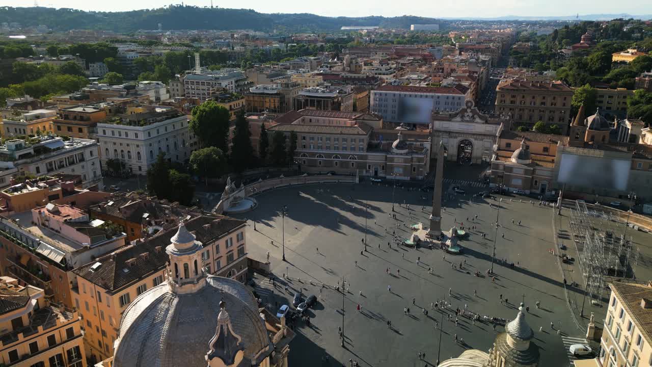 Ripresa aerea frontale con drone sopra Piazza del Popolo nella Roma storica, Italia.