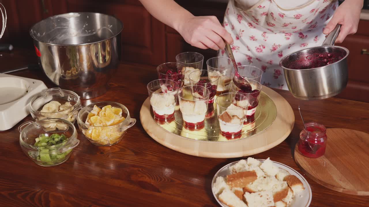 층층으로 된 디저트 트리플을 만드는 것