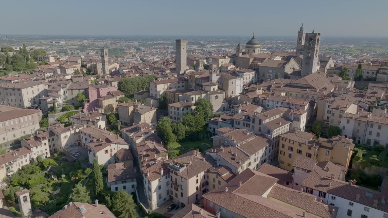 vista aérea de la antigua ciudad medieval de bergamo alta