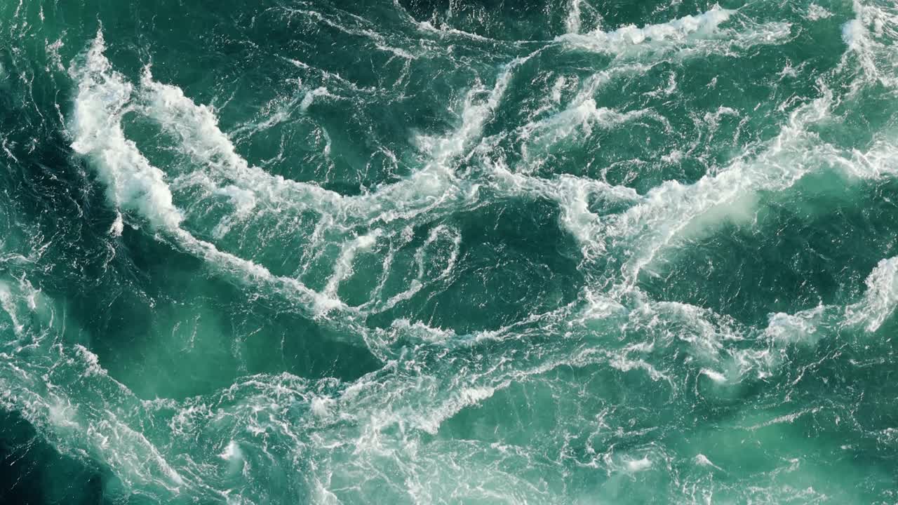 Vagues bleues de l'eau de la rivière et de la mer se rencontrant à marée haute et à marée basse