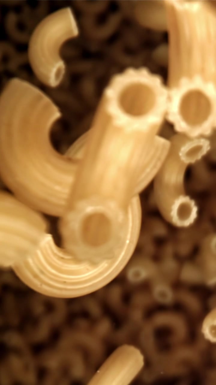 Maccheroni secchi che cadono al super rallentatore