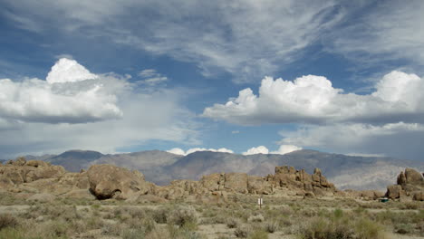 las nubes sobre las colinas de alabama en la sierra nevada de california, cielo azul y inclinado hacia abajo