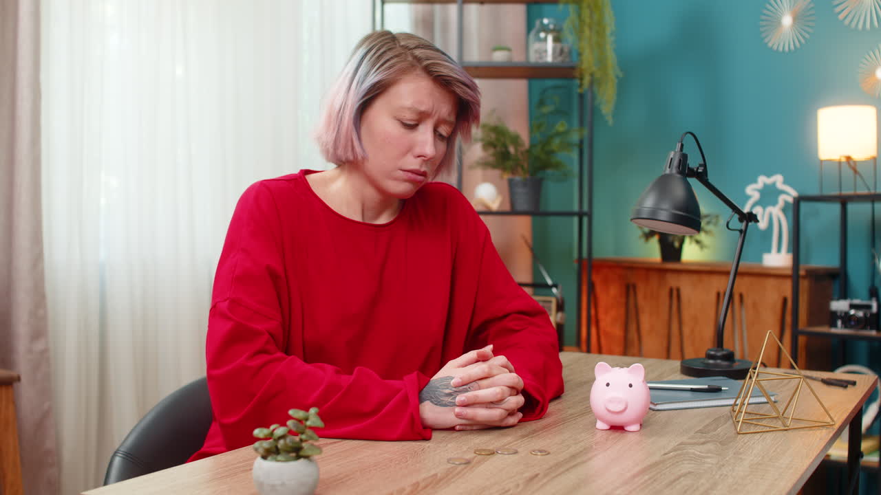 Mujer contando monedas de la hucha con tristeza, suspirando insatisfecha por la escasez financiera y la falta de dinero