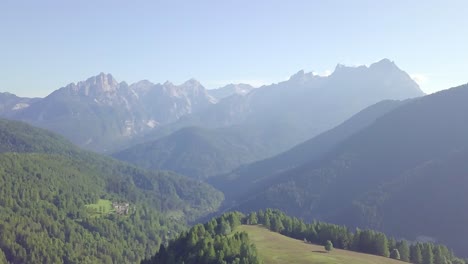 Drone-Sobre-Los-Alpes-Italianos-Y-El-Bosque