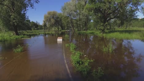 El-Río-Desbordado-Cubrió-La-Sinuosa-Pasarela