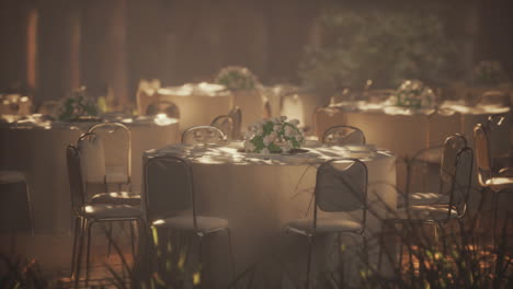 encantadora recepción de bodas en el bosque