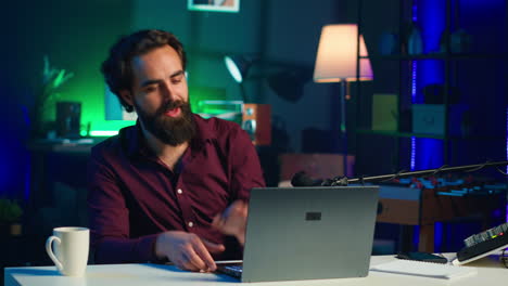 influencer en el estudio respaldando el portátil de la marca patrocinando el video