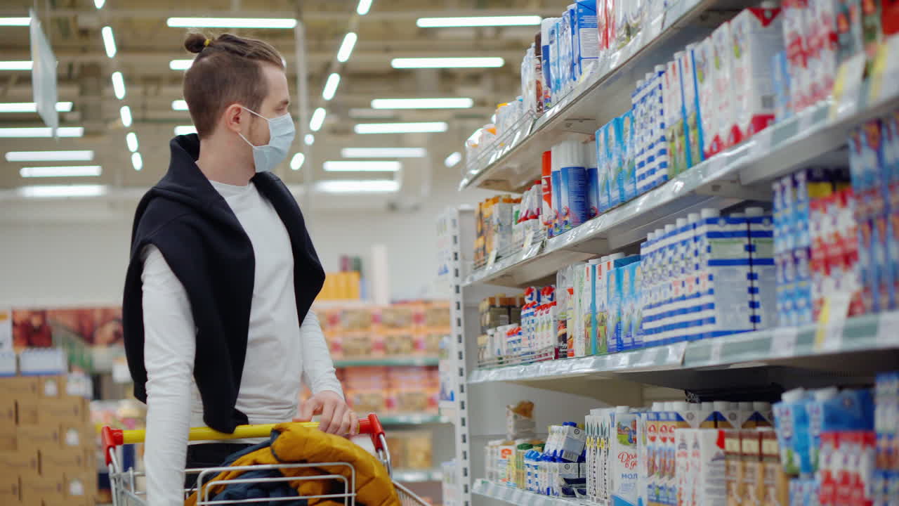 hombre comprando productos lácteos en un supermercado