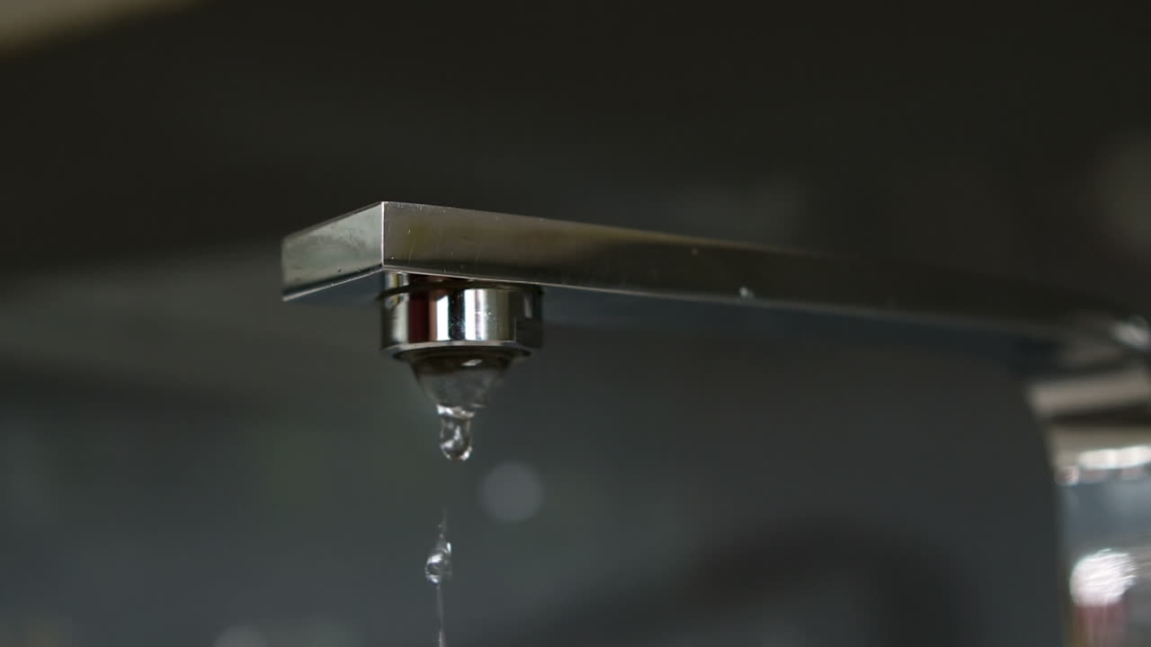 el agua clara está corriendo.