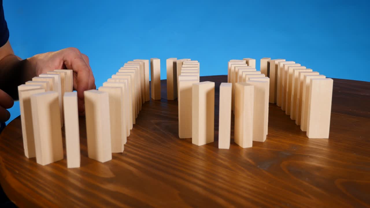 concetto di effetto domino con blocchi di legno