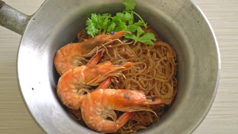 camarones a la cazuela o al horno con fideos de vidrio o camarones en una olla con fideos