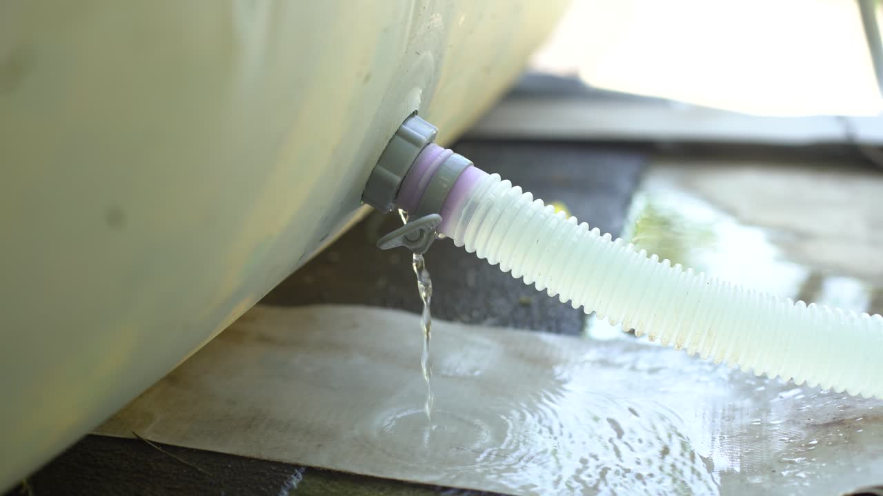 수영장을 청소하기 위한 파란색 플라스틱 호스, 클로즈업