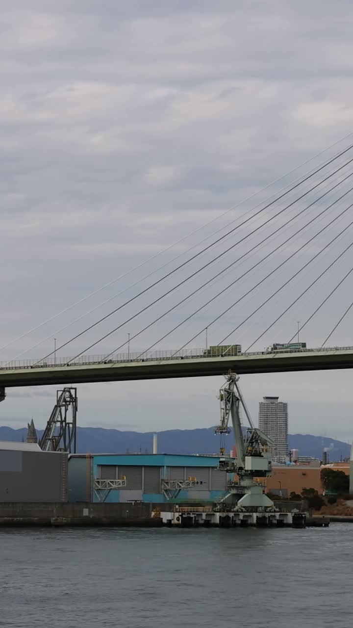 secuencia que muestra las etapas de construcción de un puente