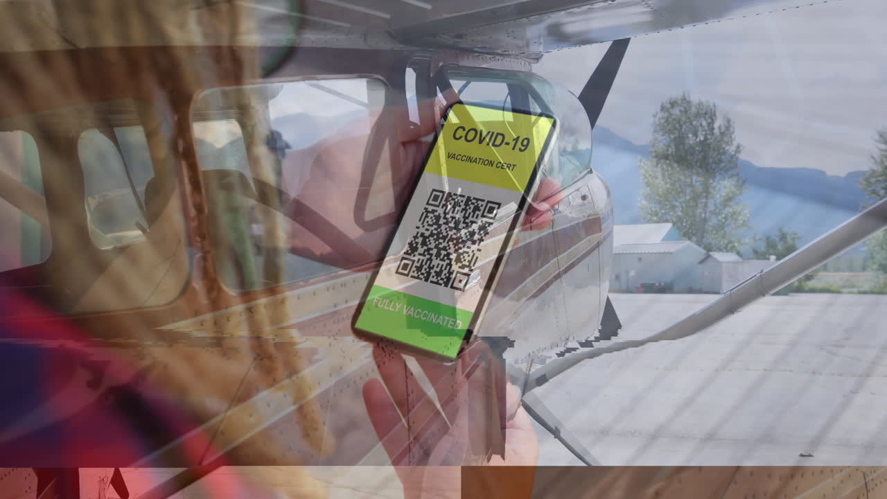 composición de un hombre sosteniendo un teléfono inteligente con código qr en la pantalla contra un plan privado en el aeropuerto