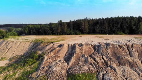 Toma-Aérea-De-Cerca-Al-Panorama-Que-Revela-Dunas-Y-Pozos-En-Una-Cantera