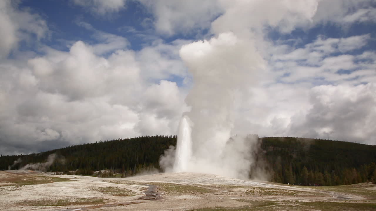 오래된 충실한 간헐천 옐로 스톤 국립 공원 분출 푸른 하늘