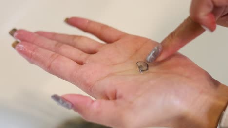 secuencia de aplicación de una lente de contacto a un ojo