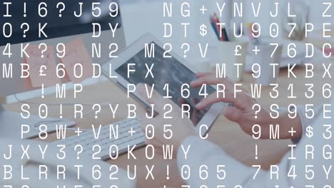 animación del procesamiento de datos sobre una mujer de negocios caucásica que usa una tableta en la oficina