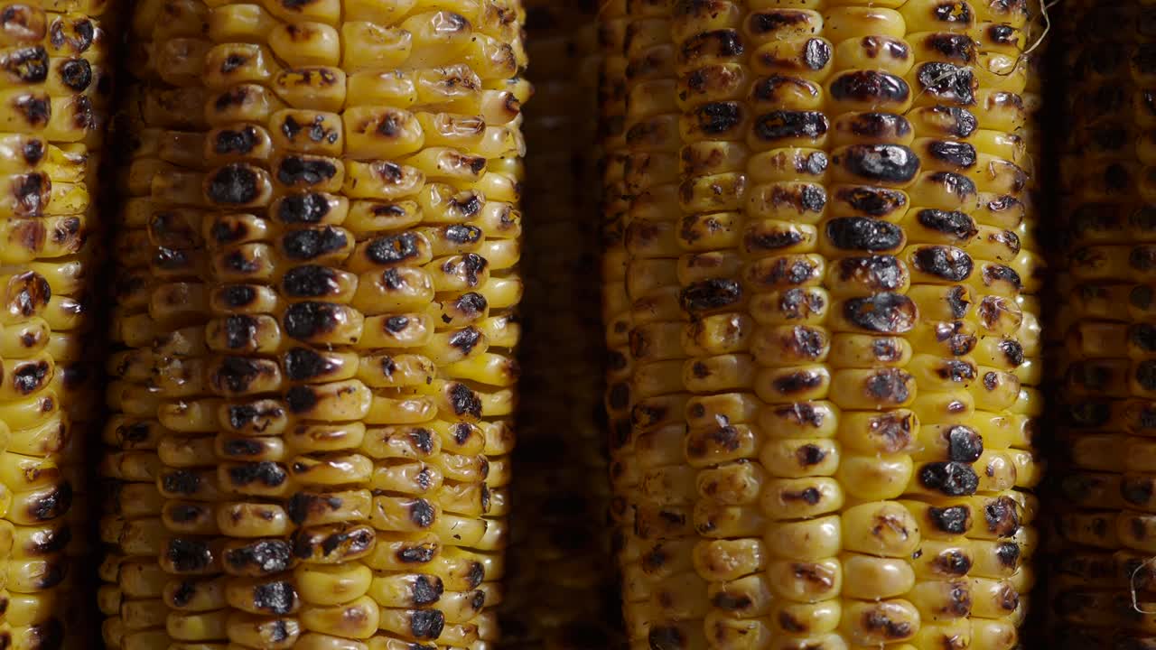 cerca de maíz a la parrilla en la mazorca