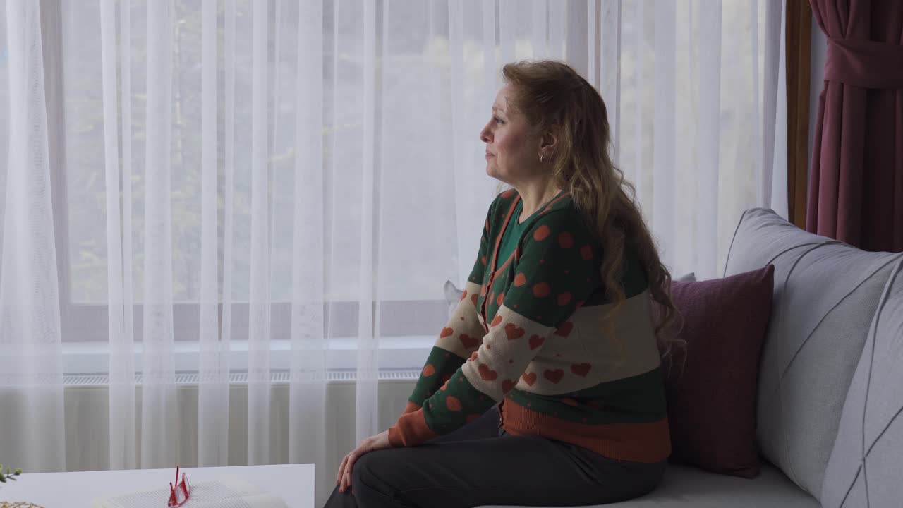 Anziana donna triste e in lacrime, preoccupata per la sua solitudine e infelice.