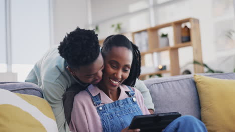 Tableta,-Abrazo-O-Feliz-Pareja-Negra-En-Las-Redes-Sociales