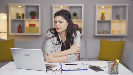 Mujer-Trabajadora-De-Oficina-En-Casa-Fría,-Sensación-De-Frío.