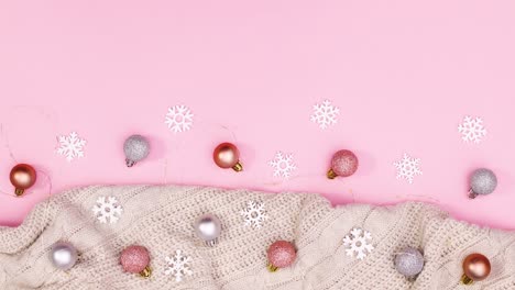 luces parpadeantes en suéter de punto y adornos de navidad.