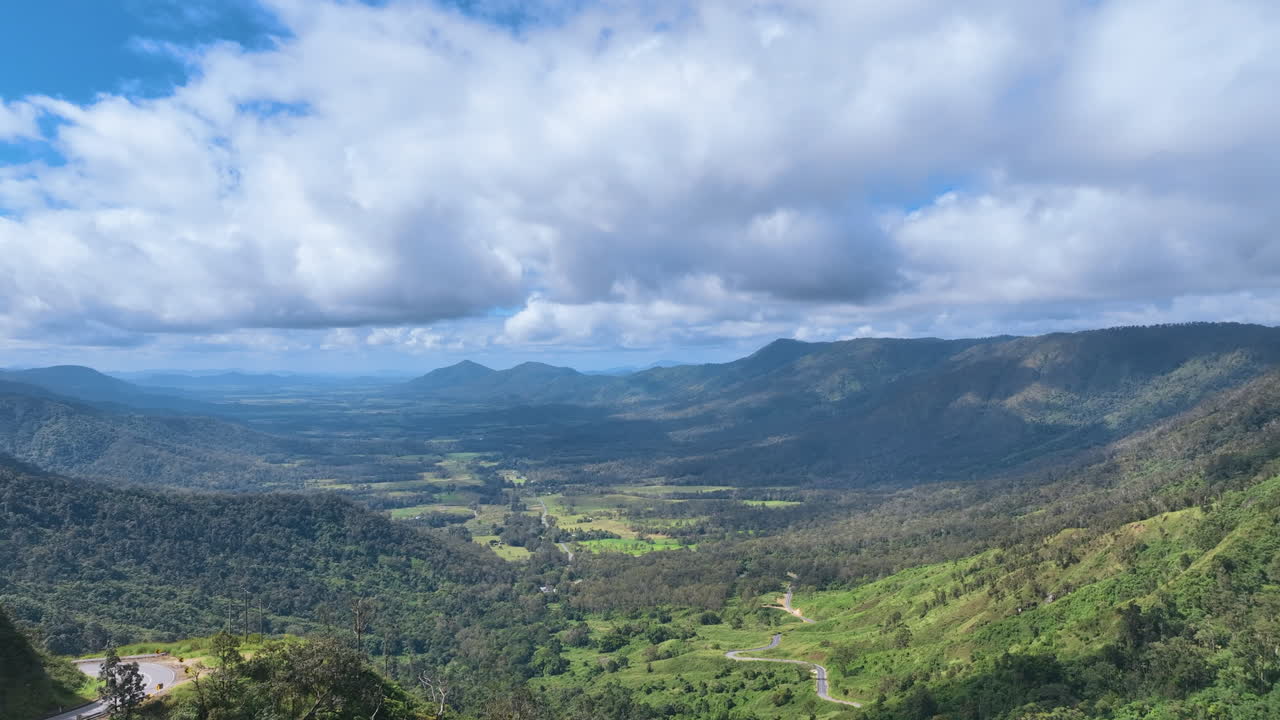 impresionante vista aérea de un valle verde y exuberante rodeado de montañas